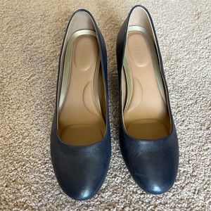 Aerosoles Navy 2 1/4in block heel, Size 8